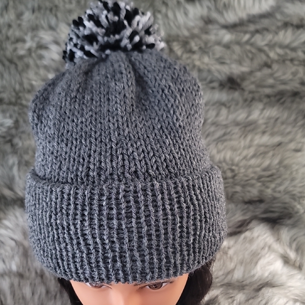Stylish Gray Knit Pom-Pom winter Beanie - Picture 2 of 7